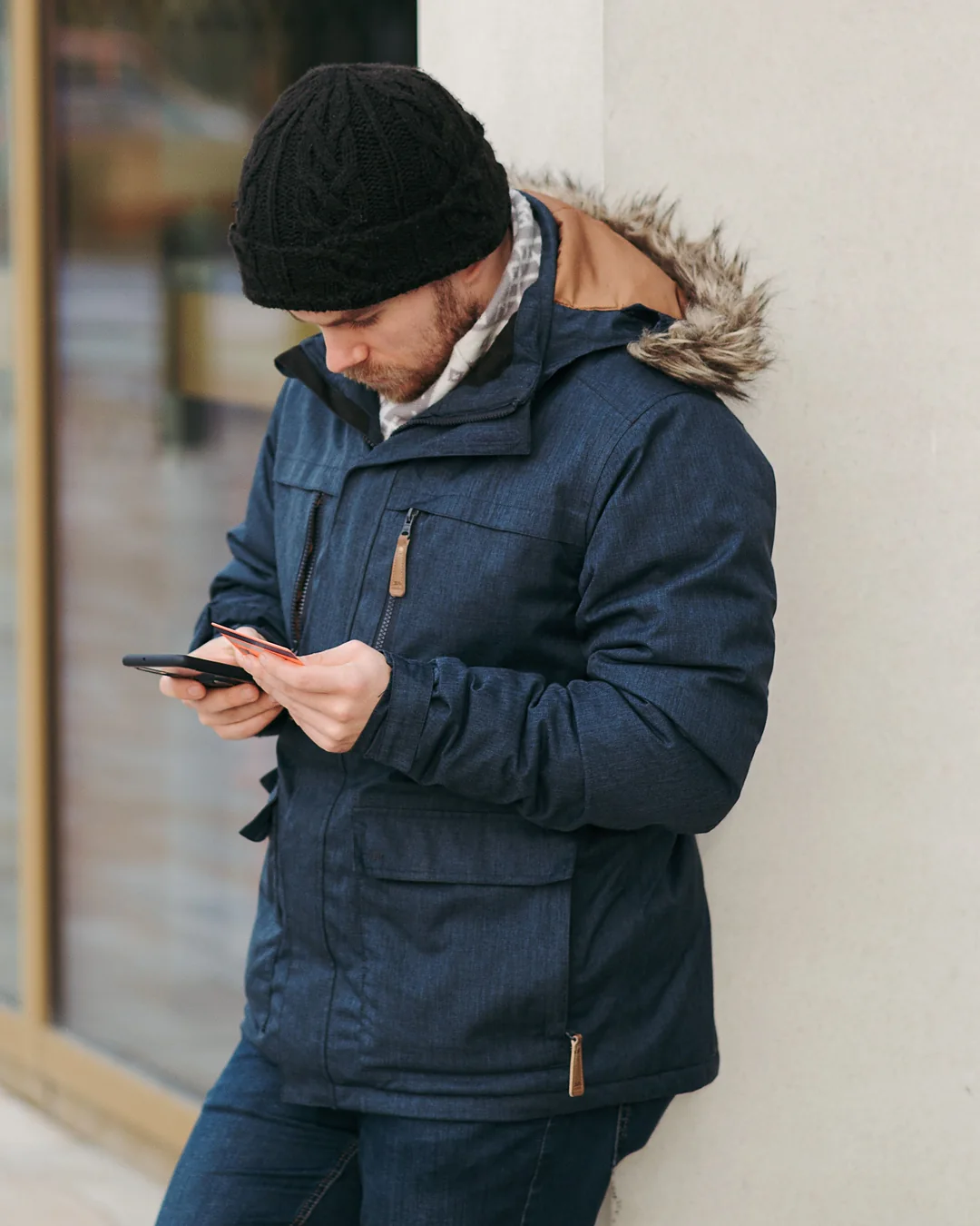 Hombre mirando su móvil en la calle, simulación de un anuncio de Instagram de Elelyon Digital